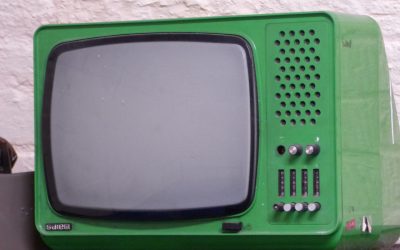 W dzisiejszych czasach szczególnie mnóstwo osób spędza swój wolny czas przed telewizorem